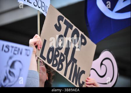 Edinburgh, Großbritannien. 13. März 2025: Demonstranten halten ein Plakat vor dem schottischen Parlamentsgebäude. Aktivisten versammelten sich vor dem schottischen Parlament, um sich gegen einen BP-Empfang zu wehren und kritisierten die Expansion des Unternehmens mit fossilen Brennstoffen, die Abkehr von Klimaversprechen und die Ölversorgung Israels. Sie drängten die MSPs, Lobbyarbeit von Unternehmen abzulehnen und einen gerechten Übergang zu erneuerbaren Energien zu unterstützen. Stockfoto