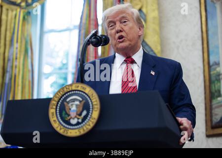 Washington, Usa. Mai 2025. US-Präsident Donald Trump spricht, bevor er den ehemaligen US-Senator David Perdue als Botschafter der Vereinigten Staaten in der Volksrepublik China am 7. Mai 2025 in Washington, DC im Oval Office des Weißen Hauses vereidigt hat (Foto: Samuel Corum/Pool/ABACAPRESS.COM) Credit: Abaca Press/Alamy Live News Stockfoto