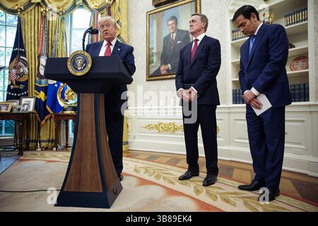 Washington, Usa. Mai 2025. US-Präsident Donald Trump steht mit US-Senator David Perdue zusammen, bevor er ihn als Botschafter der Vereinigten Staaten in der Volksrepublik China schwört, während Marco Rubio, US-Außenminister am 7. Mai 2025 in Washington, DC, im Oval Office des Weißen Hauses zusieht (Foto: Samuel Corum/Pool/ABACAPRESS.COM) Credit: Abaca Press/Alamy Live News Stockfoto