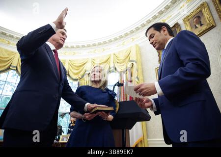 Washington, Usa. Mai 2025. US-Senator David Perdue wird von Marco Rubio, US-Außenminister, als Botschafter der Vereinigten Staaten in der Volksrepublik China vereidigt, als Bonnie Perdue (Zentrum) am 7. Mai 2025 im Oval Office des Weißen Hauses in Washington, DC (Foto: Samuel Corum/Pool/ABACAPRESS.COM) Credit: Abaca Press/Alamy Live News Stockfoto