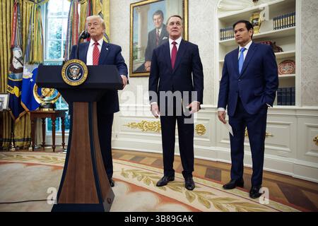 Washington, Usa. Mai 2025. US-Präsident Donald Trump steht mit US-Senator David Perdue zusammen, bevor er ihn als Botschafter der Vereinigten Staaten in der Volksrepublik China schwört, während Marco Rubio, US-Außenminister am 7. Mai 2025 in Washington, DC, im Oval Office des Weißen Hauses zusieht (Foto: Samuel Corum/Pool/ABACAPRESS.COM) Credit: Abaca Press/Alamy Live News Stockfoto