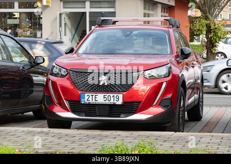 OSTRAVA, TSCHECHIEN - 14. NOVEMBER 2023: Roter Peugeot 2008 SUV (P24) parkt auf der Straße, Dreiviertelansicht Stockfoto