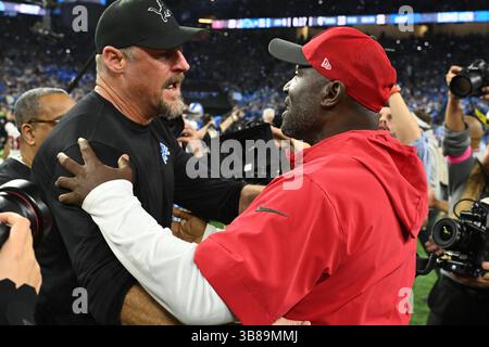 DETROIT, MI - 21. JANUAR: Detroit Lions Head Coach Dan Campbell und Tampa Bay Buccaneers Head Coach Todd Bowles im Mittelfeld, die das Spiel zwischen Tampa Bay Buccaneers und Detroit Lions am 21. Januar 2024 im Ford Field in Detroit, MI (Foto: Allan Dranberg/CSM) (Foto: © Allan Dranberg/CSM via ZUMA Press Wire) Stockfoto