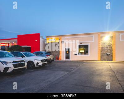Yorkville, New York - 4. August 2024: Weites Landschaftsbild des Hertz Corporation Small Branch Office Building. Stockfoto