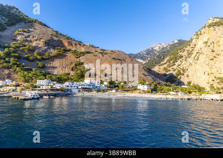Kreta, Griechenland - 18. Oktober 2024: Panoramaaufnahme des Stranddorfes am Fuße der Samaria-Schlucht mit blauem Wasser, weißen Gebäuden und der Umgebung Stockfoto