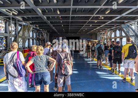 Kreta, Griechenland - 18. Oktober 2024: Passagiere, die die Schiffe Samaria und Daskalogiannis im Hafen besteigen. Stockfoto
