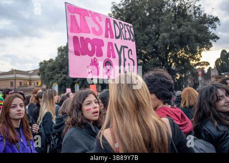 8. März 2023, Rom, Italien: Ein Mädchen hält während des von der feministischen und transfeministischen Bewegung Non Una Di Meno organisierten marsches am Internationalen Frauentag in Rom ein Schild mit der Aufschrift „IT a Dress not a yes“ hoch. (Bild: © Marcello Valeri/ZUMA Press Wire) Stockfoto