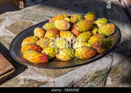 Sonnendurchflutete Feigenkraut-Früchte, gesammelt auf einer rustikalen Steinplatte in Griechenland. Stockfoto