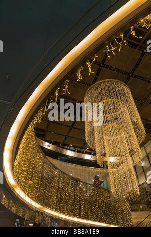 Weihnachtliche Atmosphäre mit schöner Beleuchtung am Flughafen Zürich, Schweiz Stockfoto