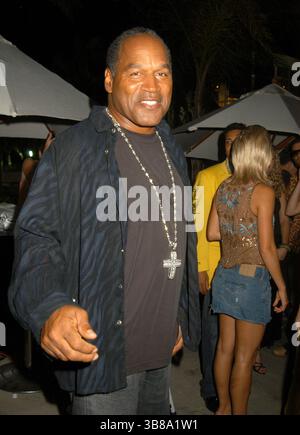 28. August 2005, Miami, FL, USA: DATEIFOTO: OJ Simpson ( 9. Juli 1947 – 10. April 2024) Orenthal James Simpson war ein US-amerikanischer Fußballspieler, Schauspieler und Fernsehsender. Im Juni 1994 wurde Simpson verhaftet und wegen Mordes an seiner ehemaligen Frau Nicole Brown und ihrem Freund Ron Goldman angeklagt. 1995 hatte Simpson nach seinem Freispruch wegen Mordes weitere rechtliche Probleme mit dem Gesetz. 2007 wurde Simpson in Las Vegas verhaftet und wegen bewaffneten Raubs und Entführung angeklagt. Nach seiner Verurteilung 2008 verbüßte er neun Jahre lang eine 33-jährige Haftstrafe. Simpson wurde wegen Prostatakrebs behandelt Stockfoto