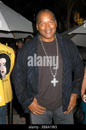 28. August 2005, Miami, FL, USA: DATEIFOTO: OJ Simpson ( 9. Juli 1947 – 10. April 2024) Orenthal James Simpson war ein US-amerikanischer Fußballspieler, Schauspieler und Fernsehsender. Im Juni 1994 wurde Simpson verhaftet und wegen Mordes an seiner ehemaligen Frau Nicole Brown und ihrem Freund Ron Goldman angeklagt. 1995 hatte Simpson nach seinem Freispruch wegen Mordes weitere rechtliche Probleme mit dem Gesetz. 2007 wurde Simpson in Las Vegas verhaftet und wegen bewaffneten Raubs und Entführung angeklagt. Nach seiner Verurteilung 2008 verbüßte er neun Jahre lang eine 33-jährige Haftstrafe. Simpson wurde wegen Prostatakrebs behandelt Stockfoto
