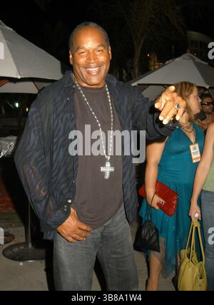 28. August 2005, Miami, FL, USA: DATEIFOTO: OJ Simpson ( 9. Juli 1947 – 10. April 2024) Orenthal James Simpson war ein US-amerikanischer Fußballspieler, Schauspieler und Fernsehsender. Im Juni 1994 wurde Simpson verhaftet und wegen Mordes an seiner ehemaligen Frau Nicole Brown und ihrem Freund Ron Goldman angeklagt. 1995 hatte Simpson nach seinem Freispruch wegen Mordes weitere rechtliche Probleme mit dem Gesetz. 2007 wurde Simpson in Las Vegas verhaftet und wegen bewaffneten Raubs und Entführung angeklagt. Nach seiner Verurteilung 2008 verbüßte er neun Jahre lang eine 33-jährige Haftstrafe. Simpson wurde wegen Prostatakrebs behandelt Stockfoto