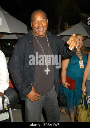 28. August 2005, Miami, FL, USA: DATEIFOTO: OJ Simpson ( 9. Juli 1947 – 10. April 2024) Orenthal James Simpson war ein US-amerikanischer Fußballspieler, Schauspieler und Fernsehsender. Im Juni 1994 wurde Simpson verhaftet und wegen Mordes an seiner ehemaligen Frau Nicole Brown und ihrem Freund Ron Goldman angeklagt. 1995 hatte Simpson nach seinem Freispruch wegen Mordes weitere rechtliche Probleme mit dem Gesetz. 2007 wurde Simpson in Las Vegas verhaftet und wegen bewaffneten Raubs und Entführung angeklagt. Nach seiner Verurteilung 2008 verbüßte er neun Jahre lang eine 33-jährige Haftstrafe. Simpson wurde wegen Prostatakrebs behandelt Stockfoto