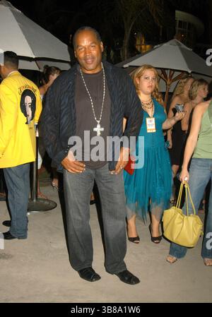 28. August 2005, Miami, FL, USA: DATEIFOTO: OJ Simpson ( 9. Juli 1947 – 10. April 2024) Orenthal James Simpson war ein US-amerikanischer Fußballspieler, Schauspieler und Fernsehsender. Im Juni 1994 wurde Simpson verhaftet und wegen Mordes an seiner ehemaligen Frau Nicole Brown und ihrem Freund Ron Goldman angeklagt. 1995 hatte Simpson nach seinem Freispruch wegen Mordes weitere rechtliche Probleme mit dem Gesetz. 2007 wurde Simpson in Las Vegas verhaftet und wegen bewaffneten Raubs und Entführung angeklagt. Nach seiner Verurteilung 2008 verbüßte er neun Jahre lang eine 33-jährige Haftstrafe. Simpson wurde wegen Prostatakrebs behandelt Stockfoto