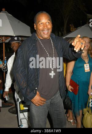 28. August 2005, Miami, FL, USA: DATEIFOTO: OJ Simpson ( 9. Juli 1947 – 10. April 2024) Orenthal James Simpson war ein US-amerikanischer Fußballspieler, Schauspieler und Fernsehsender. Im Juni 1994 wurde Simpson verhaftet und wegen Mordes an seiner ehemaligen Frau Nicole Brown und ihrem Freund Ron Goldman angeklagt. 1995 hatte Simpson nach seinem Freispruch wegen Mordes weitere rechtliche Probleme mit dem Gesetz. 2007 wurde Simpson in Las Vegas verhaftet und wegen bewaffneten Raubs und Entführung angeklagt. Nach seiner Verurteilung 2008 verbüßte er neun Jahre lang eine 33-jährige Haftstrafe. Simpson wurde wegen Prostatakrebs behandelt Stockfoto