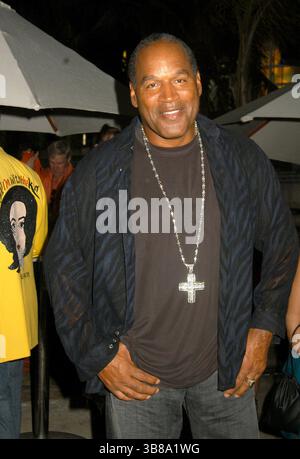 28. August 2005, Miami, FL, USA: DATEIFOTO: OJ Simpson ( 9. Juli 1947 – 10. April 2024) Orenthal James Simpson war ein US-amerikanischer Fußballspieler, Schauspieler und Fernsehsender. Im Juni 1994 wurde Simpson verhaftet und wegen Mordes an seiner ehemaligen Frau Nicole Brown und ihrem Freund Ron Goldman angeklagt. 1995 hatte Simpson nach seinem Freispruch wegen Mordes weitere rechtliche Probleme mit dem Gesetz. 2007 wurde Simpson in Las Vegas verhaftet und wegen bewaffneten Raubs und Entführung angeklagt. Nach seiner Verurteilung 2008 verbüßte er neun Jahre lang eine 33-jährige Haftstrafe. Simpson wurde wegen Prostatakrebs behandelt Stockfoto
