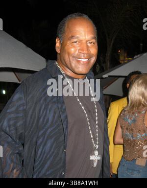 28. August 2005, Miami, FL, USA: DATEIFOTO: OJ Simpson ( 9. Juli 1947 – 10. April 2024) Orenthal James Simpson war ein US-amerikanischer Fußballspieler, Schauspieler und Fernsehsender. Im Juni 1994 wurde Simpson verhaftet und wegen Mordes an seiner ehemaligen Frau Nicole Brown und ihrem Freund Ron Goldman angeklagt. 1995 hatte Simpson nach seinem Freispruch wegen Mordes weitere rechtliche Probleme mit dem Gesetz. 2007 wurde Simpson in Las Vegas verhaftet und wegen bewaffneten Raubs und Entführung angeklagt. Nach seiner Verurteilung 2008 verbüßte er neun Jahre lang eine 33-jährige Haftstrafe. Simpson wurde wegen Prostatakrebs behandelt Stockfoto