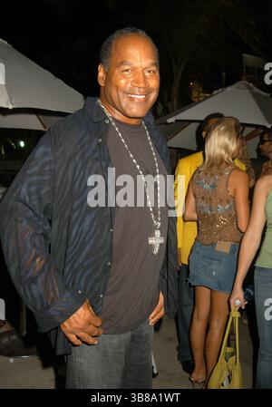 28. August 2005, Miami, FL, USA: DATEIFOTO: OJ Simpson ( 9. Juli 1947 – 10. April 2024) Orenthal James Simpson war ein US-amerikanischer Fußballspieler, Schauspieler und Fernsehsender. Im Juni 1994 wurde Simpson verhaftet und wegen Mordes an seiner ehemaligen Frau Nicole Brown und ihrem Freund Ron Goldman angeklagt. 1995 hatte Simpson nach seinem Freispruch wegen Mordes weitere rechtliche Probleme mit dem Gesetz. 2007 wurde Simpson in Las Vegas verhaftet und wegen bewaffneten Raubs und Entführung angeklagt. Nach seiner Verurteilung 2008 verbüßte er neun Jahre lang eine 33-jährige Haftstrafe. Simpson wurde wegen Prostatakrebs behandelt Stockfoto