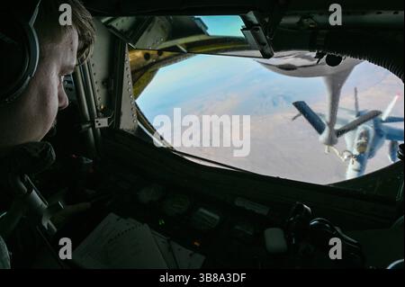 9. April 2024, Yuma, Az, Vereinigte Staaten: Der Senior Airman Talon Brandel, ein Spezialist für Tankarbeiten an der 97th Air Tanking Squadron, betankt ein F/A-18C Hornet-Kampfflugzeug des U.S. Marine Corps, das den Checkerboards der Marine Fighter Attack Squadron 312 während einer Trainingsmission am 9. April 2024 in Arizona, USA, zugewiesen wurde. (Bild: © Sra Haiden Morris/US Air/Planet Pix via ZUMA Press Wire) Stockfoto