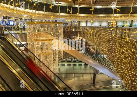 Kloten, Schweiz - Dezember 06. 2024: Der Flughafen Zürich in weihnachtlicher Atmosphäre mit tausenden Glühbirnen Stockfoto