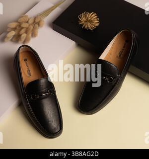 Klassische Slipper aus schwarzem Kieselleder mit silberner Schnalle für Herren Stockfoto