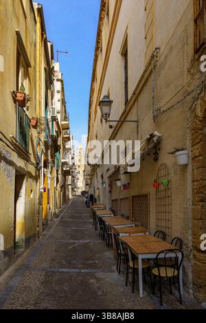 Enge Straße in der mittelalterlichen Altstadt von Cefalu auf der Insel Sizilien, Italien Stockfoto