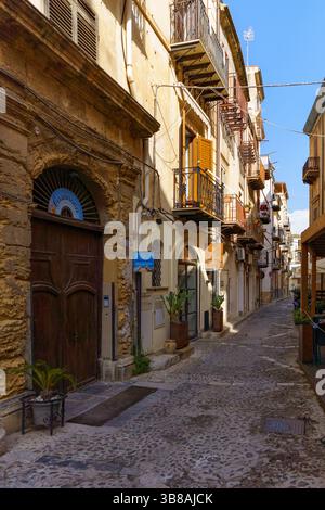 Cefalu, Sizilien - 4. September 2024: Typische schmale Straße in der Altstadt von Cefalu an der tyrrhenischen Küste auf Sizilien in Italien Stockfoto