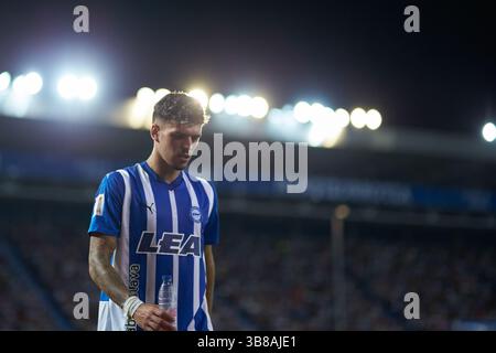 8. Oktober 2023: Javi Lopez von Deportivo Alaves sieht beim LaLiga EA Sports Spiel zwischen Deportivo Alaves und Real Betis Balompie am 8. Oktober 2023 in Mendizorroza in Vitoria, Spanien, an. (Kreditbild: © Ricardo Larreina/AFP7 via ZUMA Press Wire) Stockfoto
