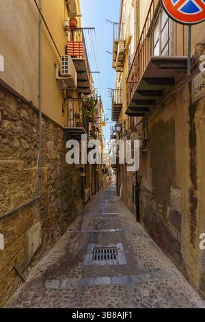 Cefalu, Sizilien - 4. September 2024: Typische schmale Straße in der Altstadt von Cefalu an der tyrrhenischen Küste auf Sizilien in Italien Stockfoto