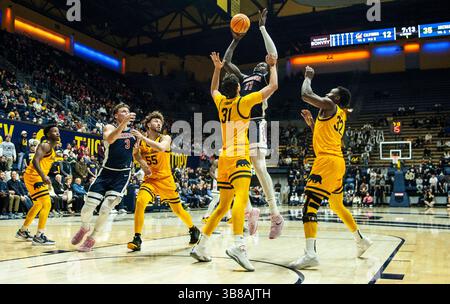 29. Dezember 2023 Berkeley, CA USA Arizona Center Oumar Ballo (11) schießt den Ball während des NCAA Men's Basketball Spiels zwischen Arizona Wildcats und den California Golden Bears. Arizona schlug Kalifornien100-81 im Haas Pavilion Berkeley Kalifornien Thurman James/CSM (Foto: © Thurman James/CSM via ZUMA Press Wire) Stockfoto