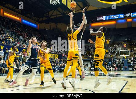 29. Dezember 2023 Berkeley, CA USA Arizona Center Oumar Ballo (11) schießt den Ball während des NCAA Men's Basketball Spiels zwischen Arizona Wildcats und den California Golden Bears. Arizona schlug Kalifornien100-81 im Haas Pavilion Berkeley Kalifornien Thurman James/CSM (Foto: © Thurman James/CSM via ZUMA Press Wire) Stockfoto