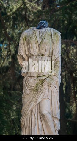 Vorderansicht der Marmorfrauenstatue mit Taube statt Kopf in Rom Stockfoto