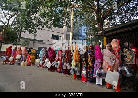 24. April 2024, Dhaka, Wari, Bangladesch: Während der Hitzewelle in Dhaka, Bangladesch, am 27. April 2024, sammeln Menschen Trinkwasser aus dem Wasserhahn des Basabo-Tempels. Nach Angaben des Meteorologischen Departements Bangladesch (BMD) wurde die Dauer der Hitzewelle um drei weitere Tage verlängert, und das Meteorologische Amt gab am 22. April einen neuen Krieg für die nächsten 72 Stunden aus. (Bild: © Habibur Rahman/ZUMA Press Wire) Stockfoto