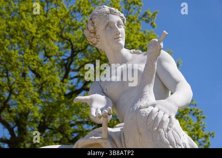 Nahaufnahme einer weißen Marmorstatue, die die antike Göttin Juno oder Hera mit einem Pfau im Sanssouci Schlosspark von Potsdam darstellt Stockfoto