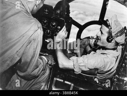 Captain Jack C. Ledford, Pilot, und 2. Lieutenant William L. Gardner, bombardier, von Boeing B-29 Superfortress, 42-24281 20th Century Unlimited, als Teil der XX Bomber Command Operation Matterhorn bombardier von Indien aus über Japan flog. Stockfoto
