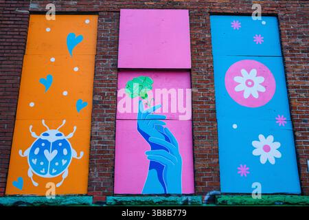 Ein Wandgemälde an einem alten Backsteingebäude in Mount Pleasant, Vancouver, BC. Stockfoto