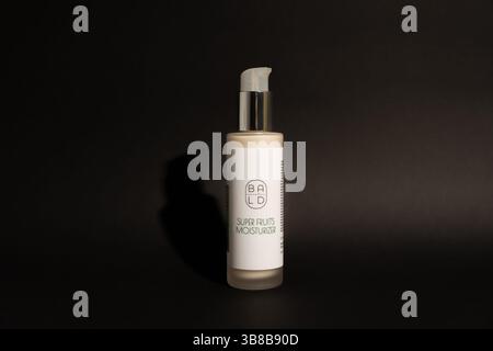 Minimalistischer weißer Feuchtigkeitsspender Pumpflasche auf schwarzem Hintergrund - Hautpflege Stockfoto