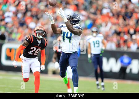 15. Oktober 2023: Seattle Seahawks Wide Receiver DK Metcalf (14) Empfang während des regulären Saisonspiels zwischen den Seattle Seahawks und Cincinnati Bengals in Cincinnati, Ohio. JP Waldron/Cal Sport Media (Kreditbild: Stockfoto