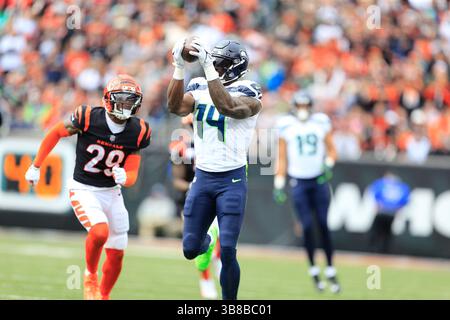 15. Oktober 2023: Seattle Seahawks Wide Receiver DK Metcalf (14) Empfang während des regulären Saisonspiels zwischen den Seattle Seahawks und Cincinnati Bengals in Cincinnati, Ohio. JP Waldron/Cal Sport Media (Kreditbild: Stockfoto