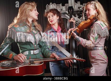 23. Dezember 2023: LAURA LYNCH, Gründungsmitglied der Dixie Chicks, die auf den ersten drei Alben des Country Act mitspielte, ist im Alter von 65 Jahren verstorben. Lynch starb nach Verletzungen bei einem Autounfall auf einer Autobahn außerhalb von El Paso, Texas. DATEIFOTO: 1993: Dallas, Texas, USA: Die Dixie Chicks treffen sich vor der Veröffentlichung ihres Albums „Sollten nicht A Ted You That“. Von links: Emily Erwin, Laura Lynch und Martie Erwin. (Kreditbild: © Ralph Lauer/Fort Worth Star-Telegram via ZUMA Press Wire) Stockfoto