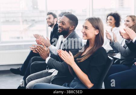 Gruppe von Geschäftsleuten applaudieren Lautsprecher nach Vorlage Stockfoto