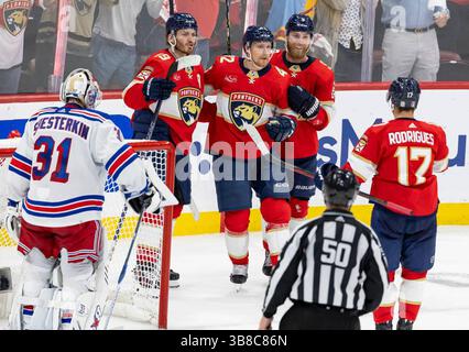 26. Mai 2024: Gustav Forsling (42) feiert gemeinsam mit Sam Bennett (9), Matthew Tkachuk (19) und Evan Rodrigues (17), nachdem er 31 in der dritten Phase von Spiel 3 in den Endspielen der NHL-Hockey Stanley Cup-Playoffs in der Amerant Bank Arena am Sonntag, 26. Mai 2024 in Florida ein Tor gegen den Torwart der New York Rangers, Igor Shesterkin der Eastern Conference erzielt hat. (Foto: © Matias J. Ocner/Miami Herald via ZUMA Press Wire) Stockfoto