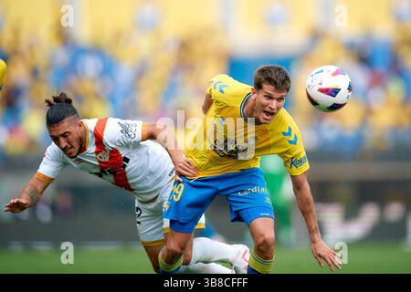 22. Oktober 2023: Marc Cardona von UD Las Palmas und Pacha Espino von Rayo Vallecano in Aktion während der spanischen Liga La Liga EA Sports, Fußballspiel zwischen UD Las Palmas und Rayo Vallecano am 22. Oktober 2023 im Estadio Gran Canaria in Las Palmas de Gran Canaria, Spanien. (Foto: © Gabriel Jimenez Lorenzo/AFP7 via ZUMA Press Wire) Stockfoto