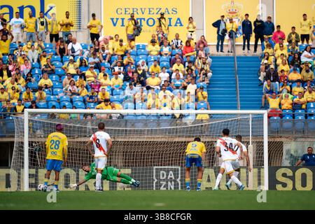 22. Oktober 2023: Alvaro Valles von UD Las Palmas und Bebe von Rayo Vallecano in der spanischen Liga La Liga EA Sports, Fußballspiel zwischen UD Las Palmas und Rayo Vallecano am 22. Oktober 2023 in Las Palmas de Gran Canaria, Spanien. (Foto: © Gabriel Jimenez Lorenzo/AFP7 via ZUMA Press Wire) Stockfoto