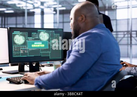Benachrichtigung über Zugriff erteilt auf Monitor, die von man empfangen wurde, der Server-Hub neu konfiguriert und optimiert. IT-Experte für Rechenzentren in afroamerika nutzt PC, um alle Fehler erfolgreich zu beseitigen Stockfoto