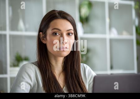 Selbstbewusste Geschäftsfrau im zwanglosen Büro Stockfoto