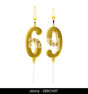 Brennende goldene Kuchenkerzen, die Nummer 69 auf weißem Hintergrund bilden. Festliche Dekoration zum Geburtstag oder zu einem anderen besonderen Datum Stockfoto