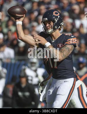 22. Oktober 2023, Chicago, IL, USA: Chicago Bears Quarterback Tyson Bagent (17) scheidet im vierten Quartal gegen die Las Vegas Raiders am 22. Oktober 2023 im Soldier Field in Chicago. Die Bears besiegten 30 die Raiders. (Foto: © Brian Cassella/Chicago Tribune via ZUMA Press Wire) Stockfoto