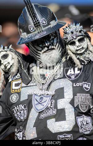 22. Oktober 2023: Ein Raiders-Fan beobachtet die Action während eines Spiels gegen die Chicago Bears in Chicago, Illinois. Mike Wulf/CSM (Kreditbild: Stockfoto