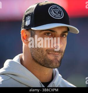 22. Oktober 2023: Der verletzte Raiders-Quarterback #10 Jimmy Garoppolo läuft während eines Spiels gegen die Chicago Bears in Chicago, IL, an der Seitenlinie. Mike Wulf/CSM (Kreditbild: Stockfoto